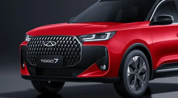 Czerwone auto Chery Tiggo 7 z czarnym dachem i felgami, prezentujące nowoczesny design i charakterystyczny grill.