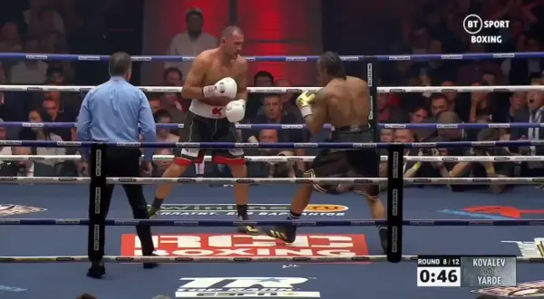 Boxningsmatch mellan Kovalev och Yarde. Domaren övervakar, publiken hejar. Kanske en framtida match för John Fury?
