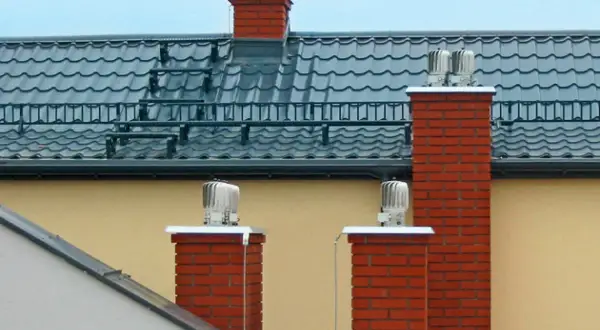 Różne rodzaje wentylacji kominowej na dachu: obrotowe nasady kominowe zapewniające ciągły przepływ powietrza.