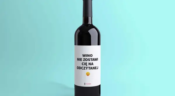 Butelka wina z zabawną etykietą: "WINO NIE ZOSTAWI CIĘ NA ODCZYTANEJ". Idealne rozwiązanie, gdy nie wiesz, jak uratować zoctowane wino.