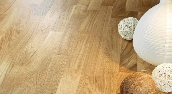 Parquet verniciato lucido, con decorazioni sferiche e una lanterna bianca. Ideale per la pulizia del tuo parquet verniciato.