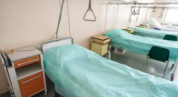 Puste łóżka szpitalne, czekające na pacjentów. Zastanawiasz się, ile czeka się na operacje biodra NFZ?