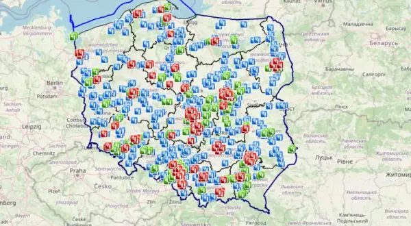 Mapa Polski z zaznaczonymi fotoradarami (niebieskie, zielone, czerwone ikony). Sprawdź, jak sprawdzić gdzie są fotoradary, planując podróż.