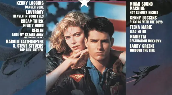 Tom Cruise i Kelly McGillis z filmu Top Gun. Piosenka "Take My Breath Away" z pewnością zapiera dech w piersiach.