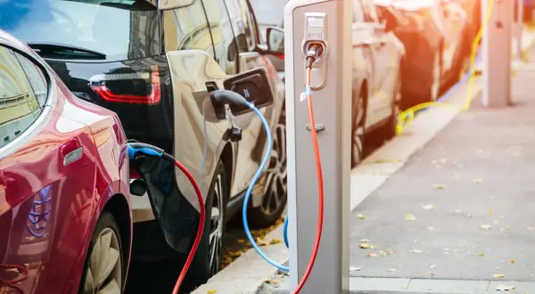 Auta elektryczne w Polsce: 150 tys. i milion do 2030? Sprawdź!