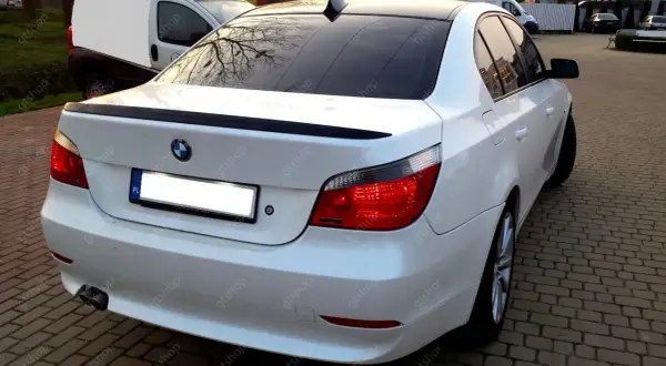 BMW E60 spoiler na klapę: Wybierz, zamontuj i bądź legalny!