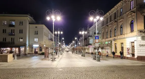 Nocny spacer po deptaku w Kielcach, gdzie zabytkowe kamienice i iluminacje tworzą niepowtarzalny klimat. Odkryj kielce atrakcje turystyczne!