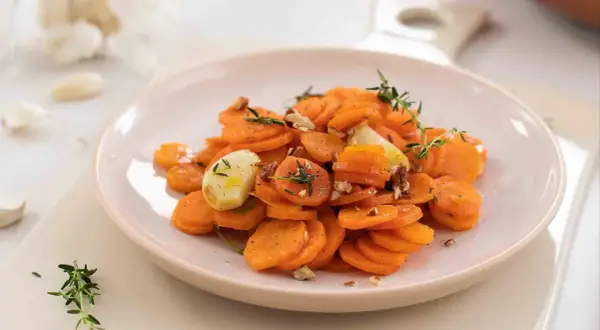 Zanahorias salteadas con ajo y tomillo, un ejemplo de recetas fáciles y rápidas.