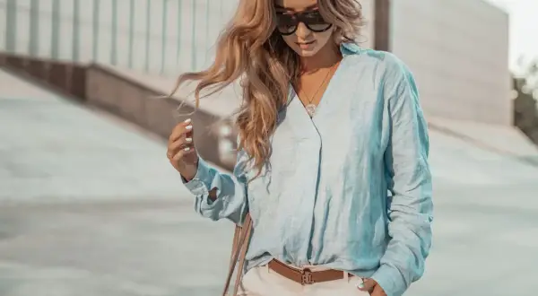 Stylizacje z lnianą koszulą: 10 modnych propozycji na każdą okazję