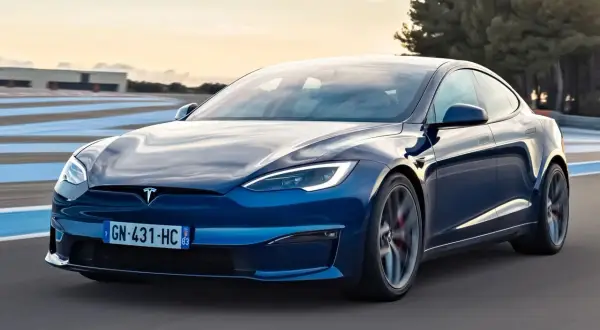 Niebieska Tesla Model S pędzi po torze wyścigowym. Zastanawiasz się, ile kosztuje Tesla Model S?