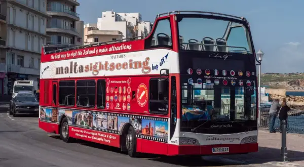 Czerwony piętrowy autobus turystyczny "maltasightseeing" na Malcie, oferujący zwiedzanie wyspy.