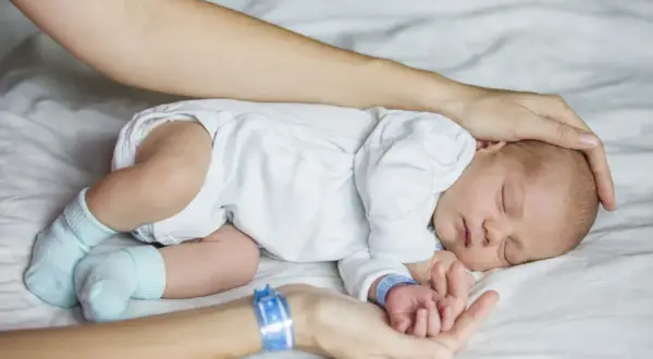 2-tygodniowe dziecko w gości: tak czy nie? Sprawdź, co radzi ekspert
