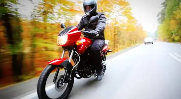 Jazda motorowerem na dowód osobisty: Kto może, a kto musi mieć prawo jazdy?