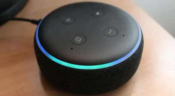 Altavoz inteligente Echo Dot con luz azul y verde. ¿Qué decirle a Alexa?