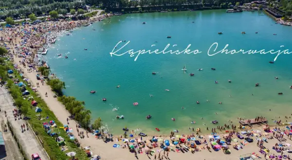 Tłum ludzi odpoczywa nad wodą, tworząc wakacyjną atmosferę. Jurków, mała Chorwacja, tętni życiem.