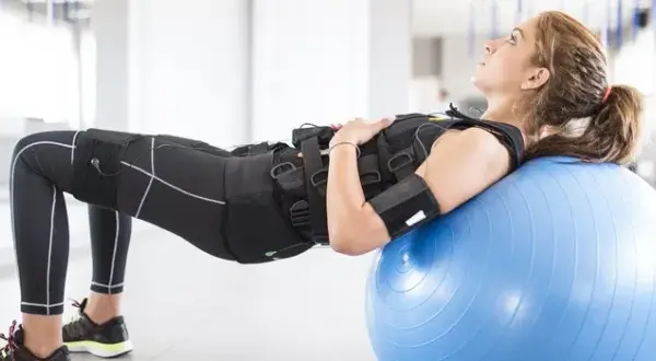Trening EMS: co to jest? Efekty, korzyści i czy warto spróbować?