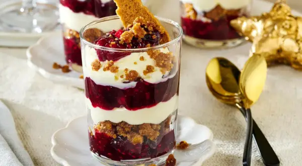 Schichtdessert im Glas: Himbeeren, Creme und Keksbrösel – ein köstliches trifle rezept für jeden Anlass.