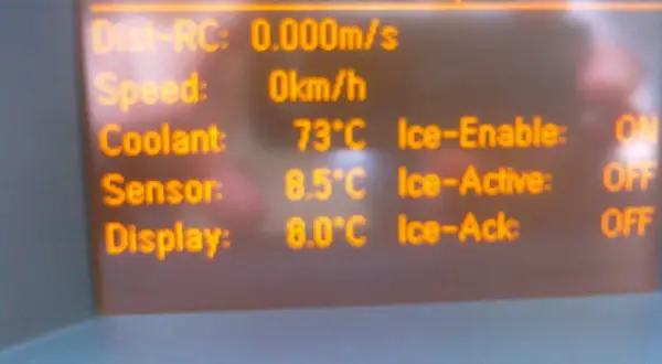 Wyświetlacz Opla Astry H w trybie testowym pokazuje temperaturę płynu chłodzącego 73°C. Jak sprawdzić temperaturę silnika?