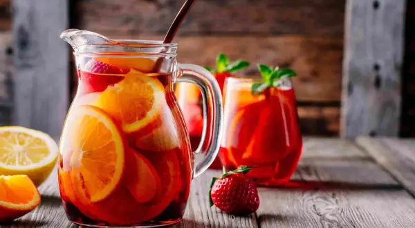 Caraffa di sangria con arance, fragole e limone. Perfetta per una ricetta estiva.