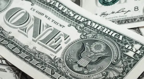 Zbliżenie na banknot jednodolarowy z USA, widoczny orzeł i napis "ONE".