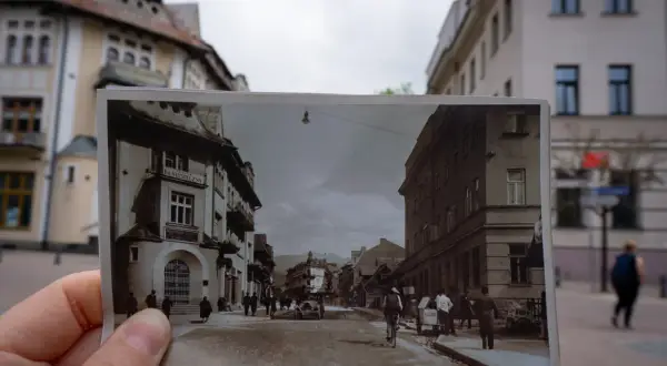 Dawne zakopane atrakcje na pocztówce: ulica z kamienicami, ludźmi i wozami. W tle współczesne budynki.