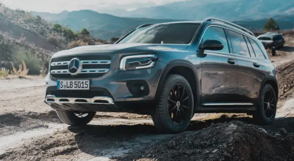 Szary Mercedes GLB na wyboistej drodze. Wiele osób szuka mercedes glb opinie przed zakupem, a ten model wygląda na gotowy na każde wyzwanie.