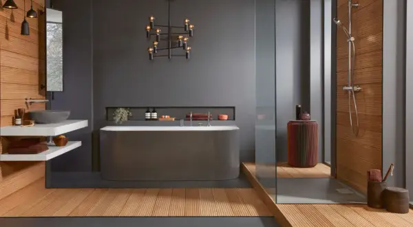 Modernes japanisches Badezimmer mit freistehender Badewanne, Dusche, Waschbecken und Holzakzenten.