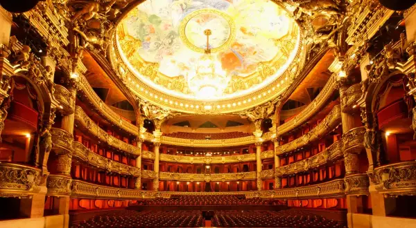 Współczesne budynki teatralne a teatry starożytne: co je łączy?
