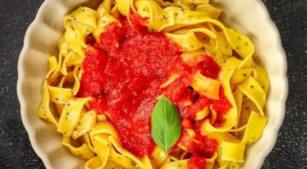 Pappardelle z sosem pomidorowym i bazylią. Różne rodzaje makaronu mogą być tak pyszne!