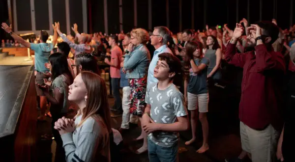 Menschen beten und singen in der Bethel Church. Eine Warnung vor übermäßiger Begeisterung könnte hier angebracht sein.