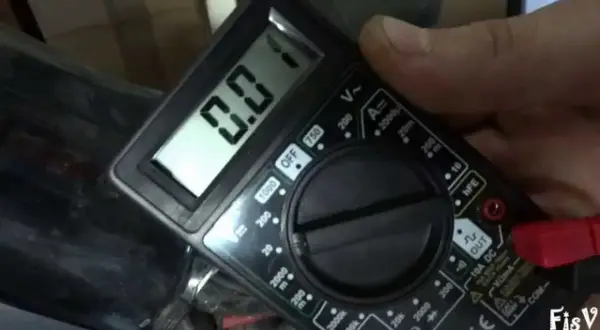 Regulator napięcia: objawy awarii i diagnoza multimetrem (14,4V)