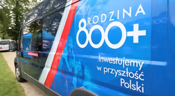 Niebieski van z napisem "Rodzina 800+" i hasłem "Inwestujemy w przyszłość Polski". Widoczne sylwetki rodziny.