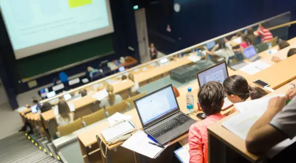 Studenci na wykładzie, szukający odpowiedzi na pytanie: jakie wykształcenie po technikum bez matury.