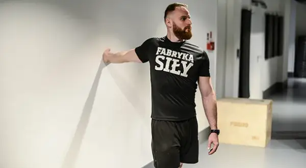 Jak rozciągać biceps? Klucz do siły, regeneracji i bez kontuzji