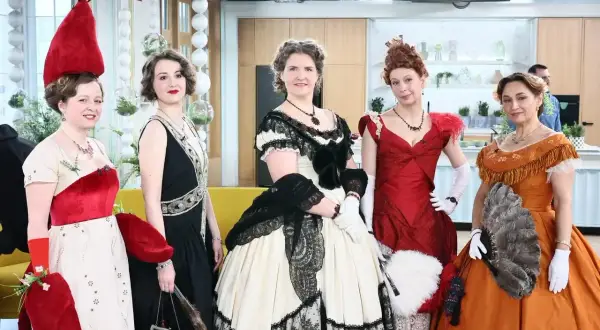 Pięć kobiet w strojach inspirowanych epoką, gotowych do poloneza. Każdy strój to dzieło sztuki, podkreślające elegancję tańca.