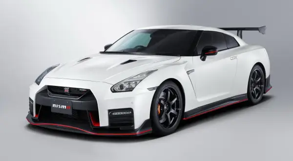 Biały Nissan GT-R Nismo z czerwonymi akcentami. Marzysz o nim? Sprawdź nissan gtr cena!