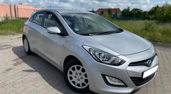 Srebrny Hyundai i30 1.4 benzyna, idealny do miasta. Wiele pozytywnych hyundai i30 1.4 benzyna opinie potwierdzają jego niezawodność.