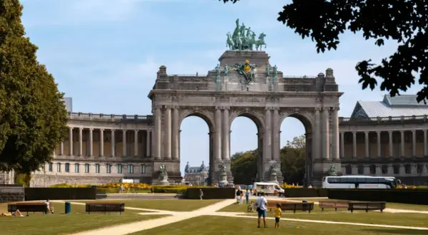 Łuk Triumfalny w Parku Cinquantenaire, Bruksela. W tle widać budynki muzealne i autokar, symbolizujący komunikację miejską Brukseli.
