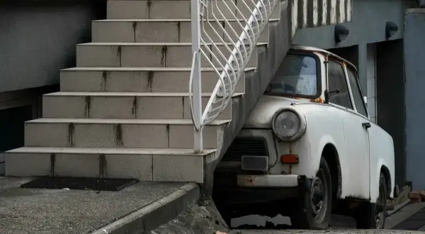 Biały Trabant pod schodami. Rejestracja na zabytek plusy i minusy – czy warto?