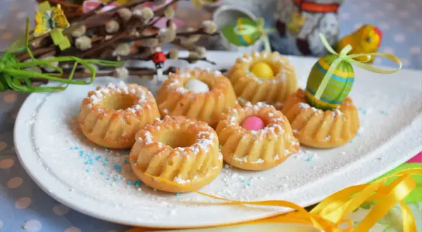 Puszyste muffinki z jajeczkami i cukrem pudrem, idealne na Wielkanoc. Ten przepis na wilgotne i puszyste muffinki zachwyci każdego!