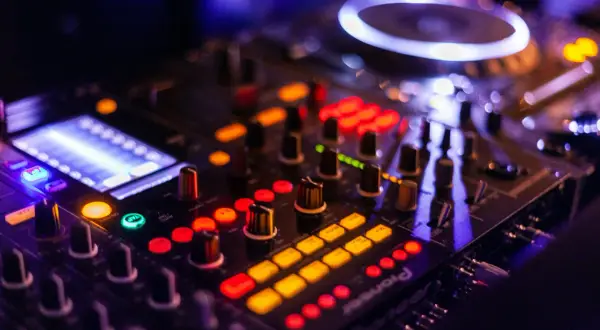 Lista pytań do DJ-a na wesele: wybierz najlepszego wodzireja