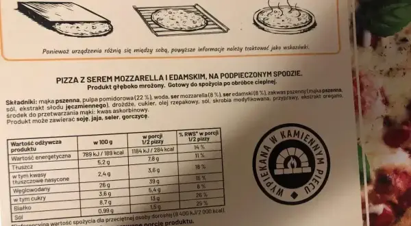 Jak piec pizzę w piekarniku: wyjmij z opakowania, umieść na ruszcie w 180-200°C, piecz 10 min.