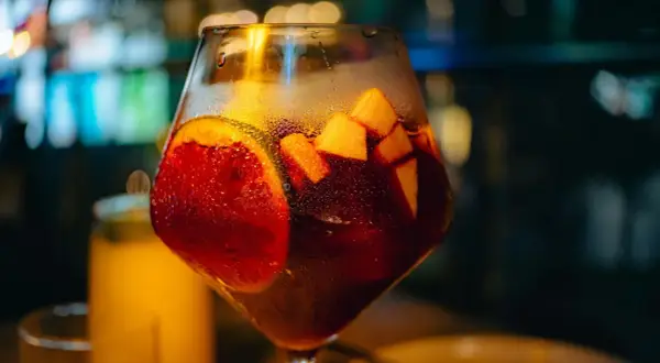 Orzeźwiająca sangria z owocami, idealna na letnie wieczory. Prosty przepis na domową sangrię.