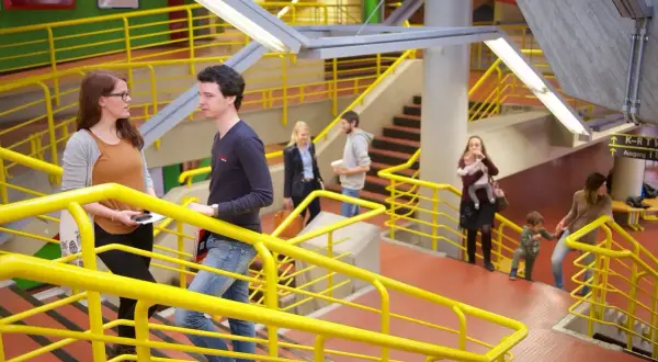 Junge Leute unterhalten sich auf einer Treppe, ein typischer Tag im Studium in Konstanz.