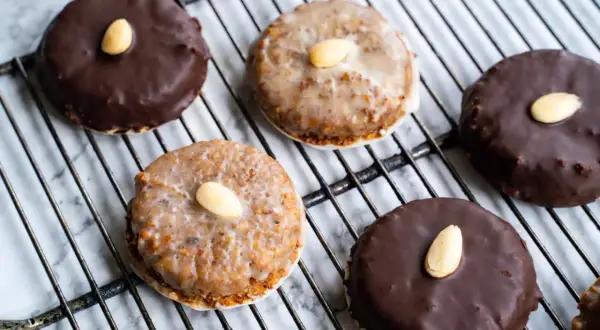 Leckeres Rezept für Elisenlebkuchen: Dunkel und hell glasierte Lebkuchen mit Mandeln auf einem Gitter.
