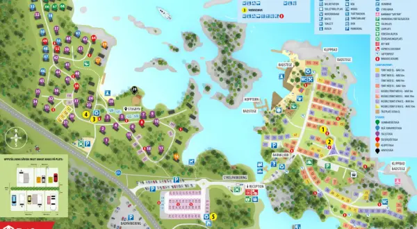 Karta över First Camp Gunnarsö, Oskarshamn, med stugor, campingplatser och servicehus.