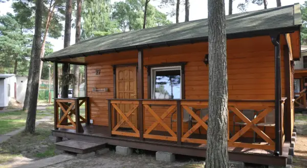Urocze domki pod sosnami w Łebie, z numerem 27, zapraszają na wypoczynek.