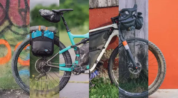 Dwa rowery górskie gotowe na przygodę w stylu mtb bikepacking. Jeden z turkusową ramą i sakwami, drugi z szarą, oba wyposażone do długich wypraw.