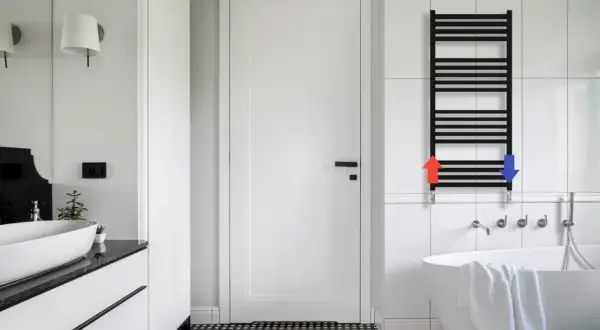 Nowoczesna łazienka z czarną drabinką, ilustrującą jak podłączenie grzejnika łazienkowego do starej instalacji może być proste.