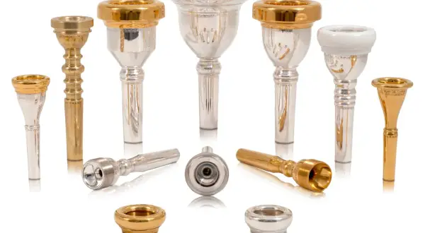 Verschiedene Mundstücke für Blechblasinstrumente, glänzend und vergoldet. Was ist Brass? Das sind diese Instrumente, für die man diese Teile braucht.